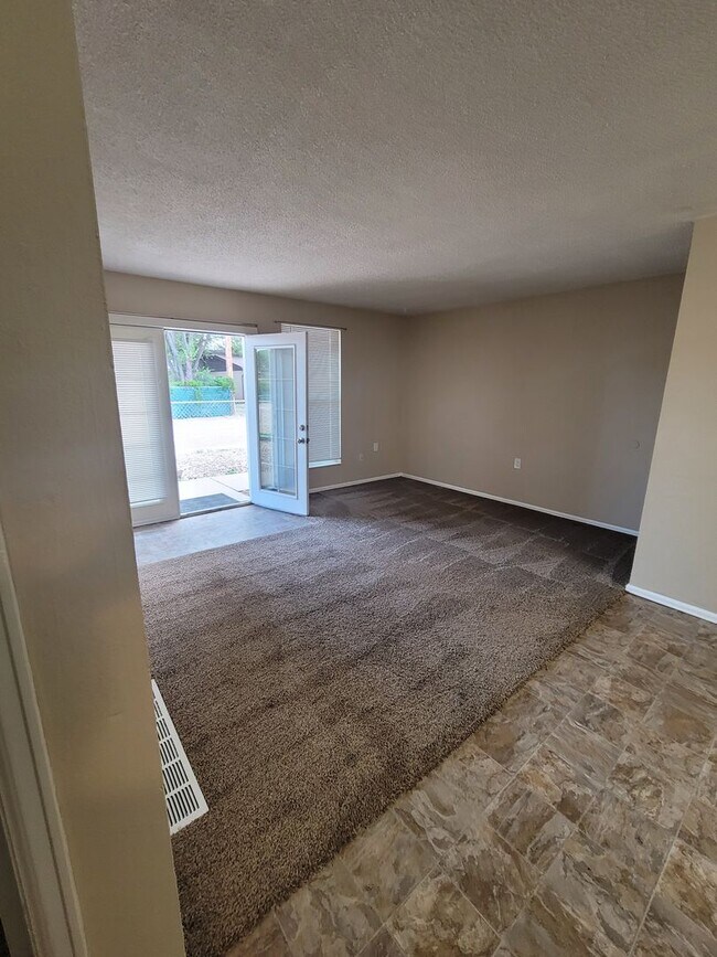 Foto del edificio - Stunning 3 Bedroom Fourplex on Sunny Lane