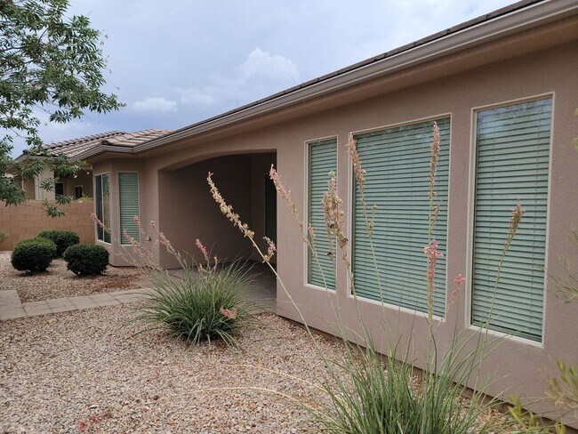 Building Photo - Single-Level Living! 2 Bedroom Home in Sun...