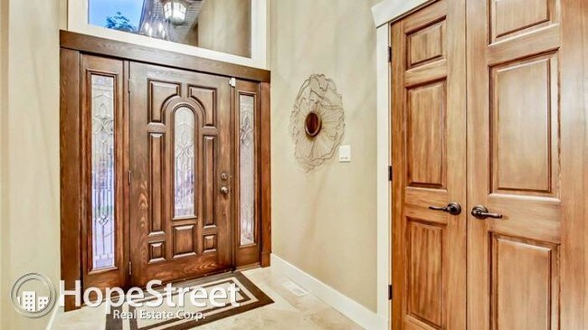 Building Photo - 5 bedroom in Calgary AB T2J 3X8