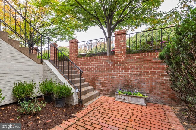 Building Photo - 3209 Sutton Pl NW