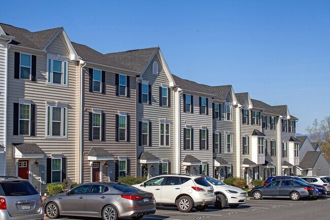 Foto del edificio - Move-In Ready Riverwood Townhome — Minutes to NGIC, UVA North Fork & CHO Airport