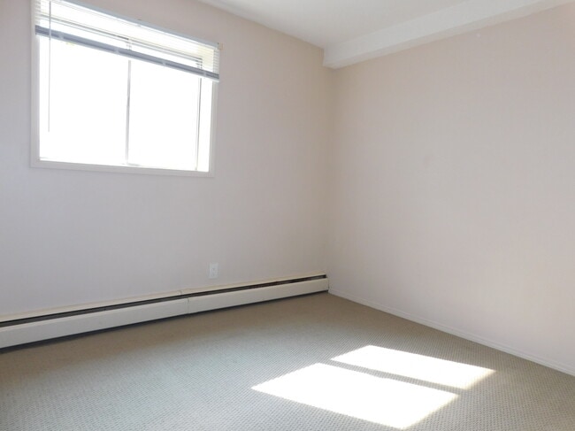 Building Photo - 322-326 6 Ave NE