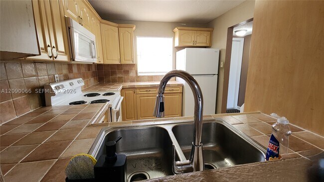 Foto del edificio - 7830 Northwest 33rd Street