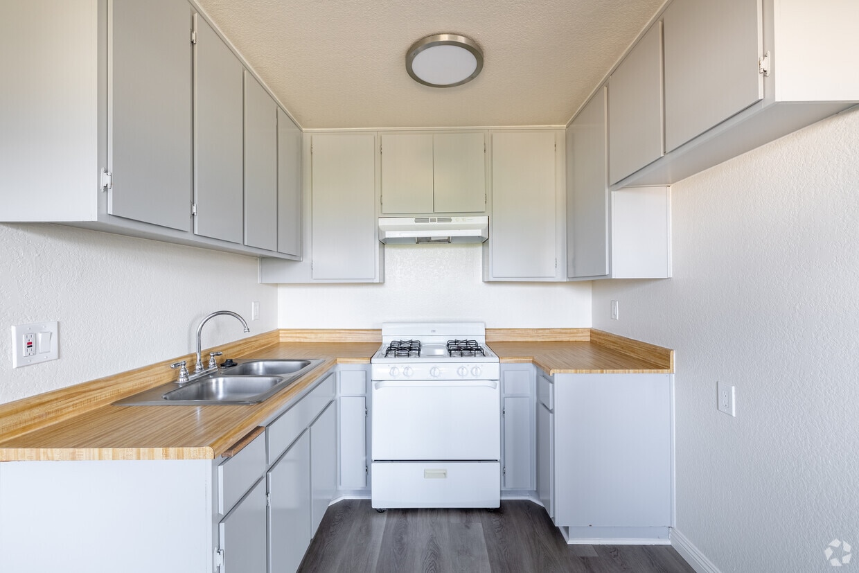 Studio - 400SF - Kitchen - 249 W Alameda Ave