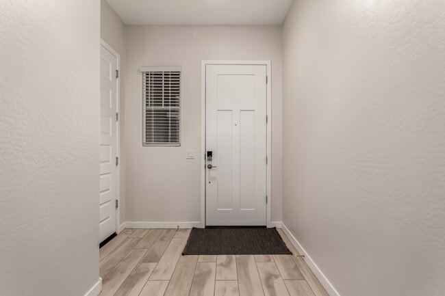 Building Photo - 941 Treasure Trl