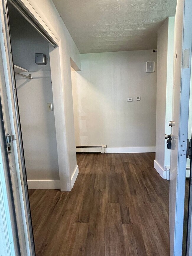 Building Photo - STUDENTS WELCOME! Sprawling Ranch Style 3 Bedroom 3 Bath Home w/ finished basement in Midtown For...