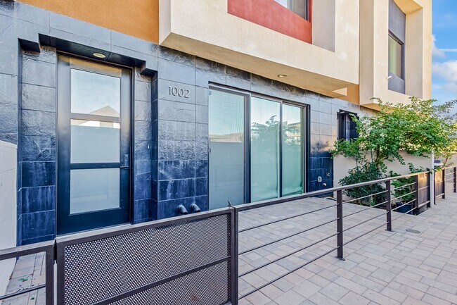 Building Photo - Luxury Townhouse For Rent in the Heart of Scottsdale!