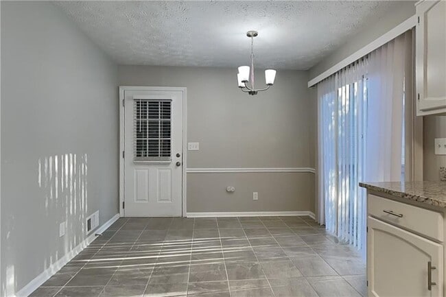 Building Photo - 2201 Whitebluff Way