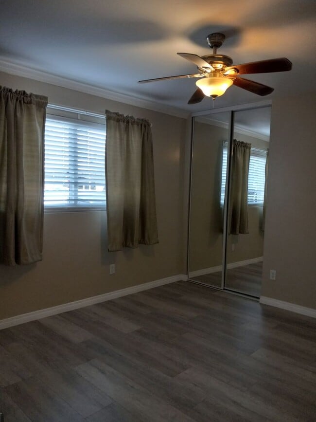 Foto del edificio - Location is Everything!  2 Minute Walk to the Sand of Mission Bay from Your Front Door!