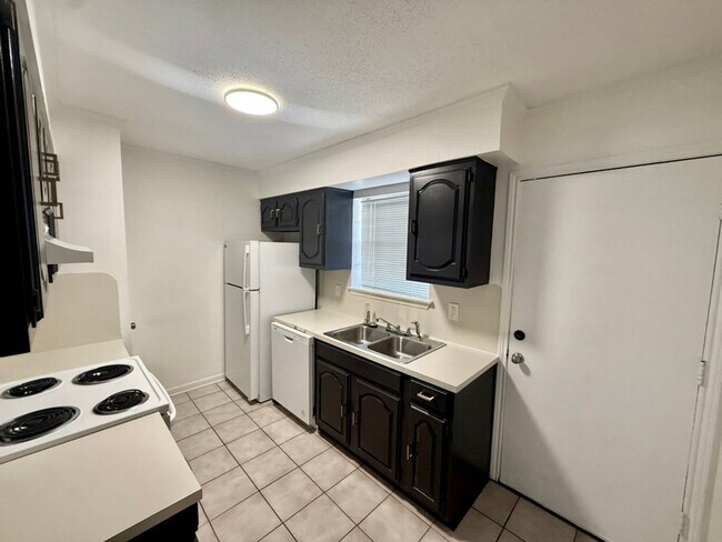 Building Photo - Spacious 2 Bed/2 Bathroom Condo in Bocage – Walk to Towne Center & Whole Foods!