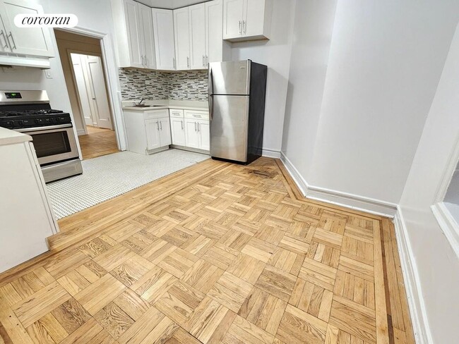 Building Photo - 3900 Greystone Ave