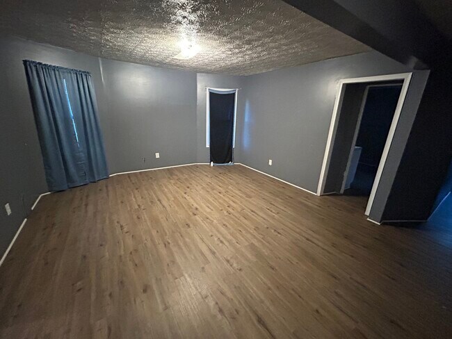 Foto del edificio - 1322 E Main St