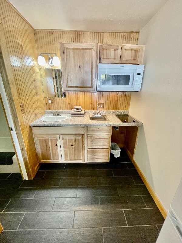 Building Photo - 102 N Maple Ave