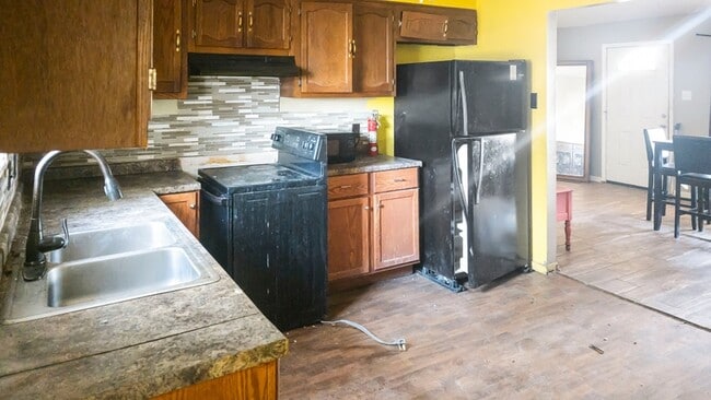 Building Photo - 204 Truman St