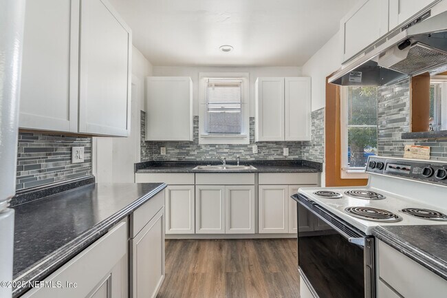 Foto del edificio - 1018 W 23rd St