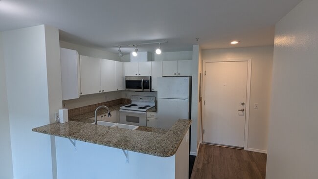 Building Photo - 323 Queen Anne Ave N