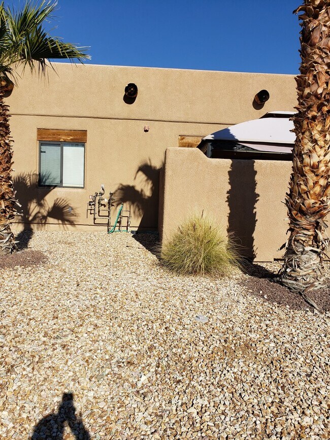Foto del edificio - *PENDING APP* Townhome, single story
