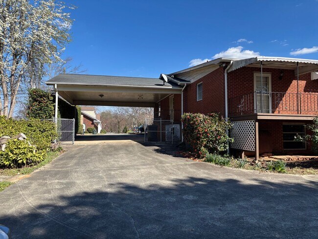 Foto del edificio - 3 BED, 2.5 BATH BRICK HOME RIGHT BY DOWNTOWN ASHEBORO!