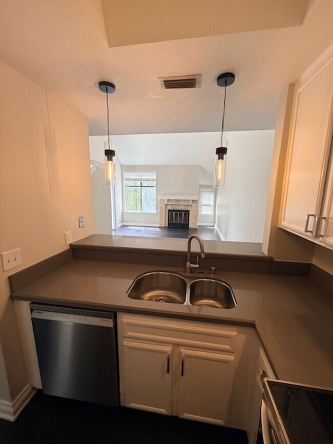 Foto del edificio - Gorgeous Mission Valley townhome available now