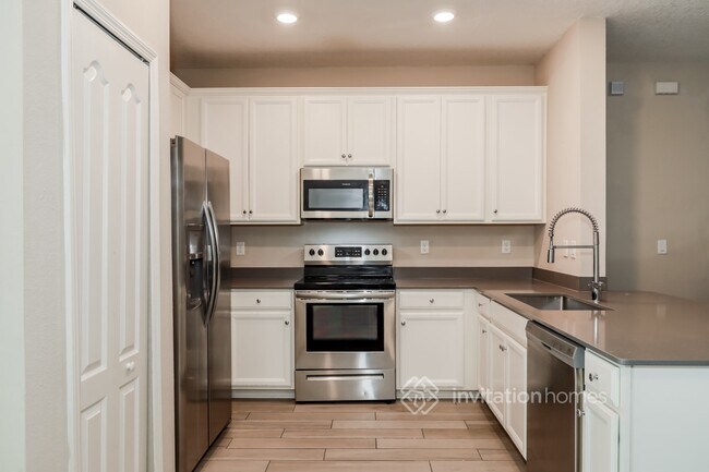Building Photo - 7373 Palm Hills Dr