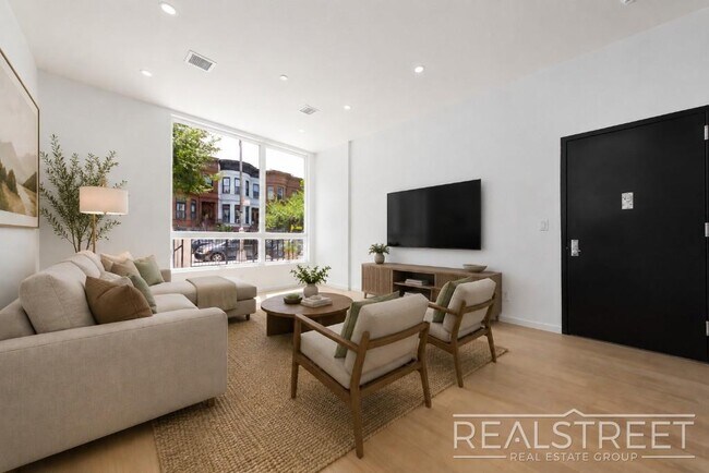 Foto del edificio - Three Bedroom Duplex w. Backyard.