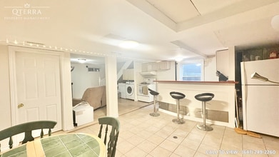 Building Photo - 1221 Meadowlands Dr E