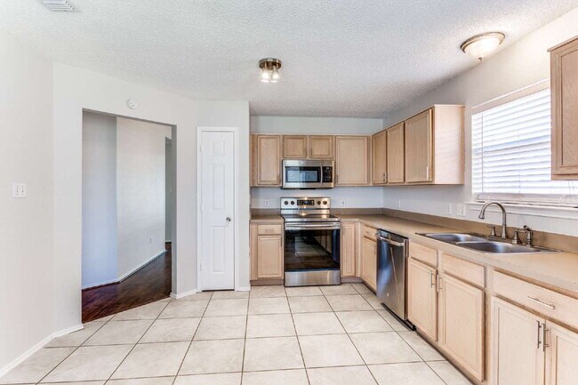 Building Photo - Adorable 3-Bed with Open Floor Plan & Dream Backyard