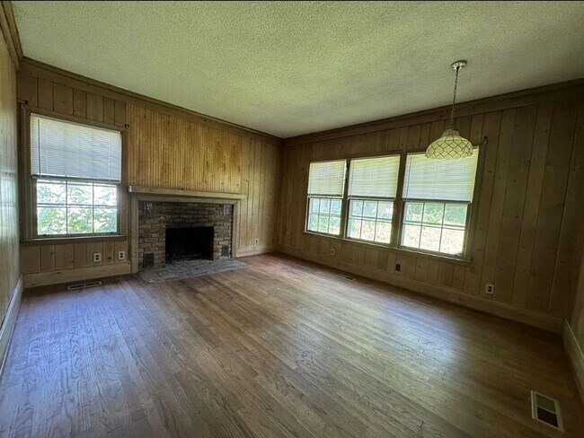 Building Photo - 2 bed 2 bath Home - Close to Downtown and ...