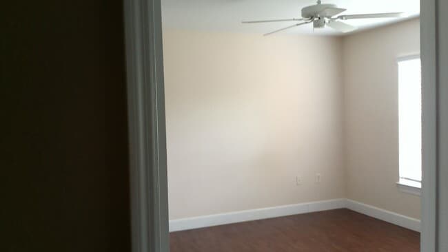 Building Photo - 5475 Vineland Rd