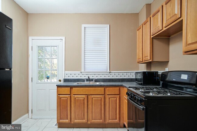 Foto del edificio - 6123 Upland St