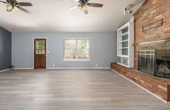 Foto del edificio - Updated 3 Bedroom/2 Bath Home w/Beautiful Landscaping - Edmond Schools