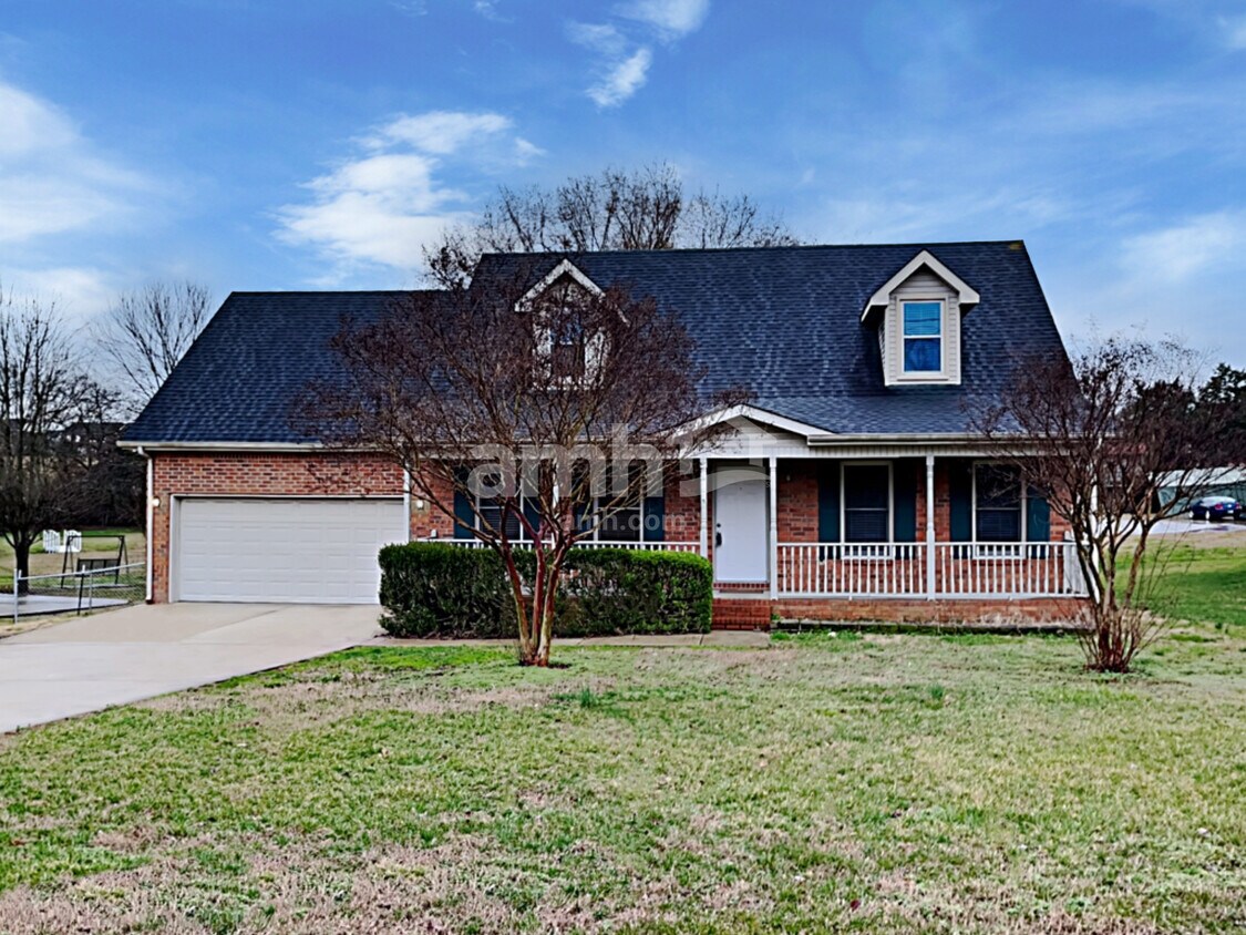 Primary Photo - 214 Saint Lukes Lane
