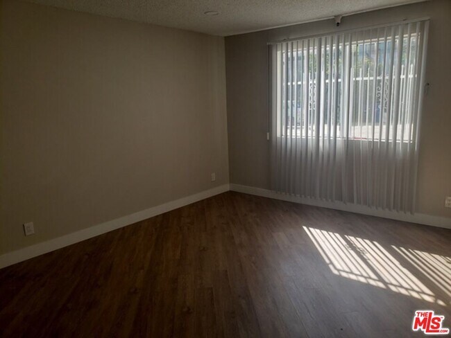 Foto del edificio - 310 S Kenmore Ave