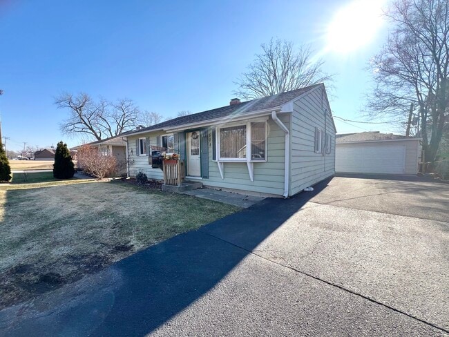 Building Photo - 508 S Lake St