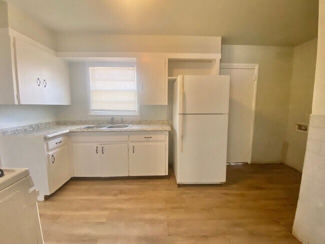 Building Photo - 3 bed 1 bath newly updated now available