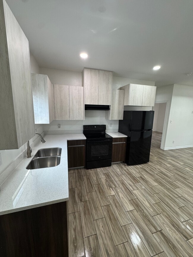 Building Photo - 909 W Kohala Ave