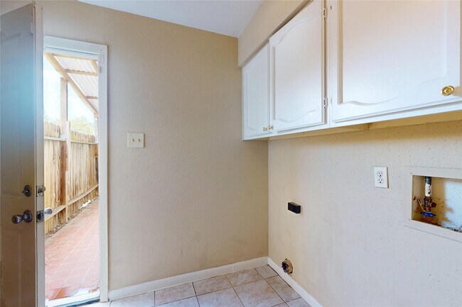 Foto del edificio - 7840 Bateman Ln