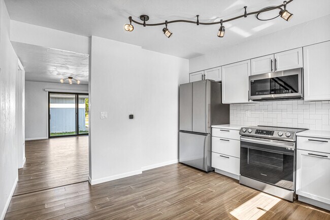 Full kitchen - 3414 Wilson St