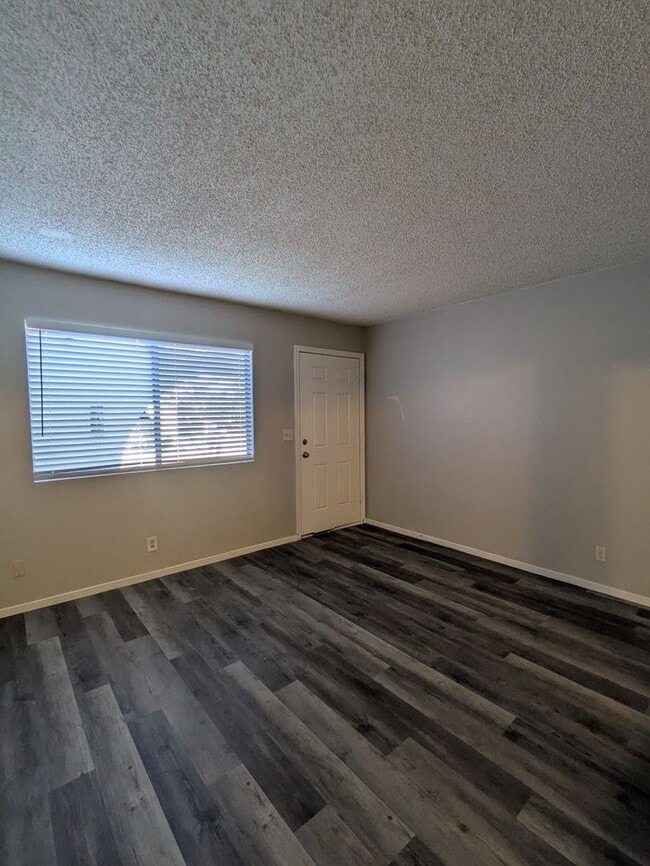 Foto del edificio - REMODELED 2 BEDROOM FOURPLEX UNIT