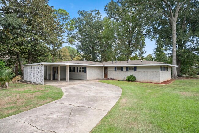 Building Photo - 8709 Forest Hill Dr