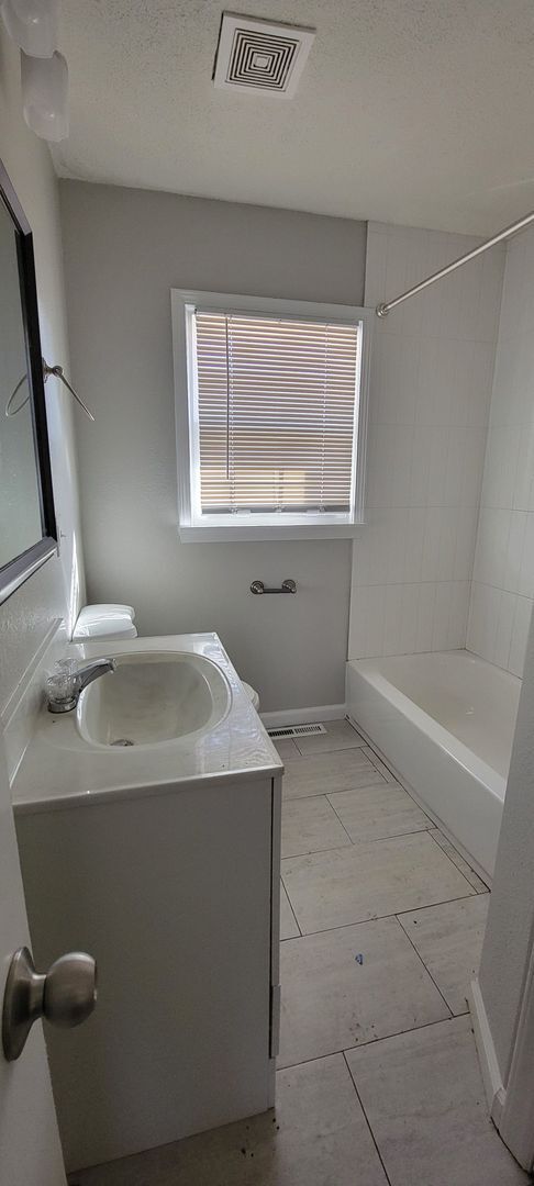 Building Photo - Beautiful Blue 3 Bed 1 Bath Home