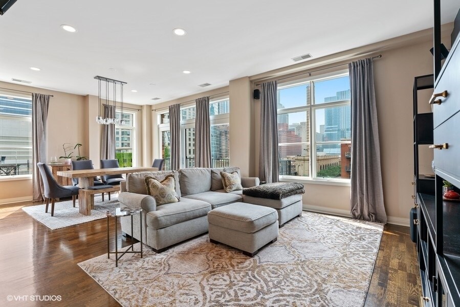 Photo - 330 N Clinton St (Chicago, IL)