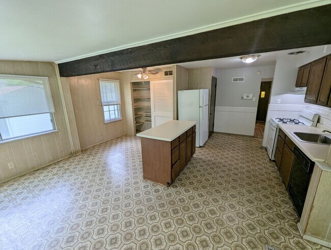 Building Photo - Deep Deal on Fathom