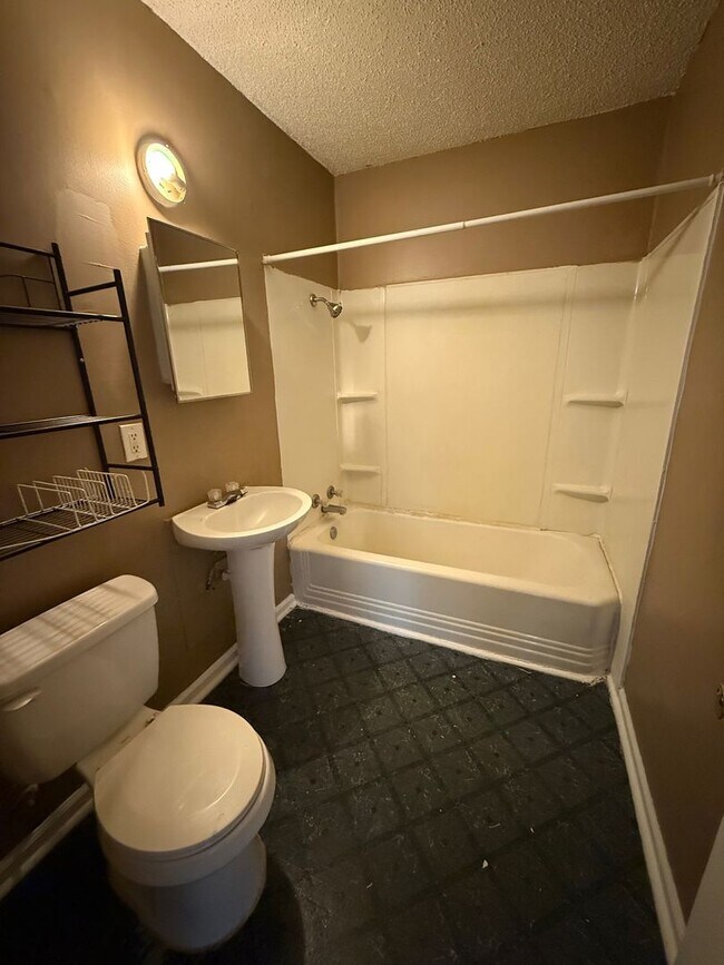 Building Photo - Charming 2-Bed End Unit in Quiet Quadplex-...
