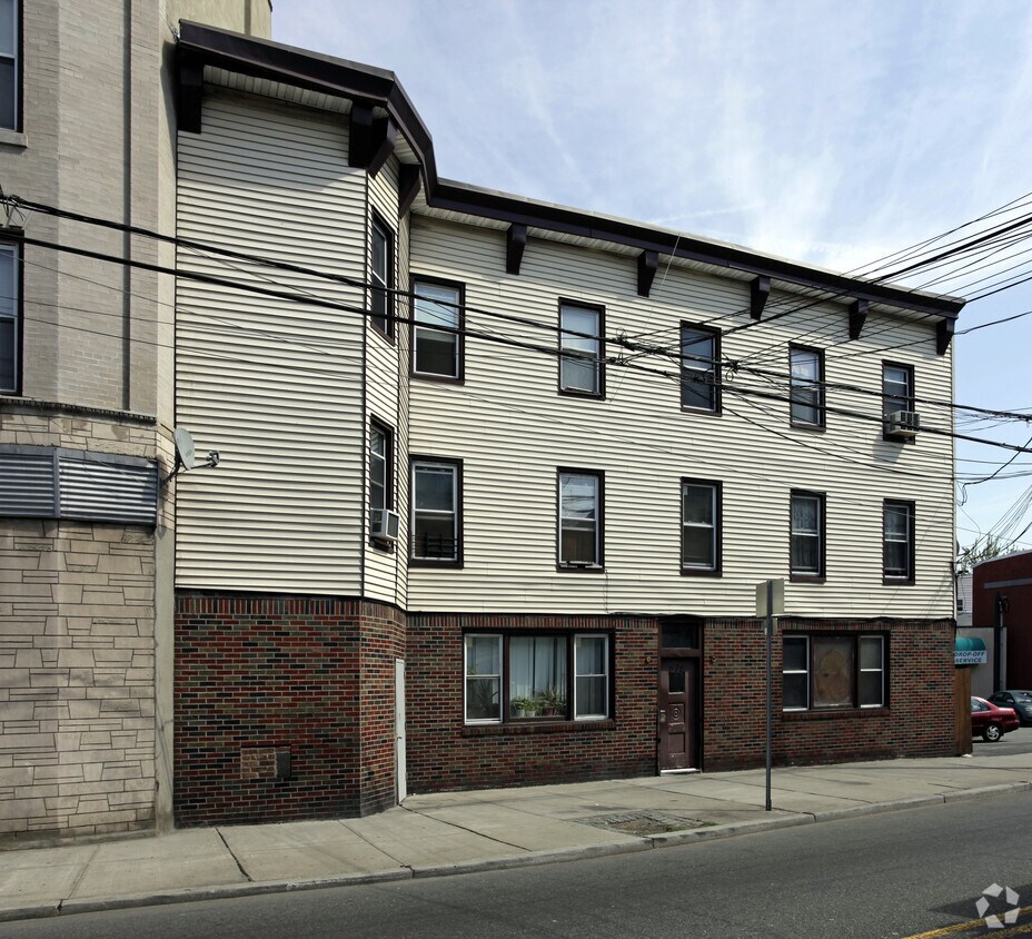 Primary Photo - 676 Summit Ave