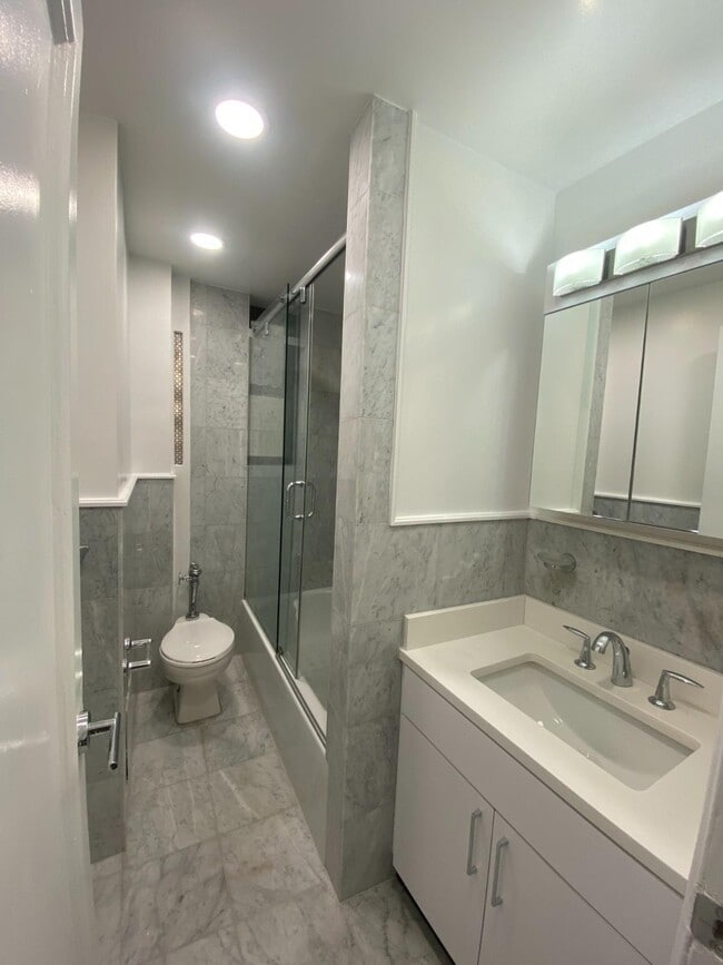 Building Photo - 25 W 68th St