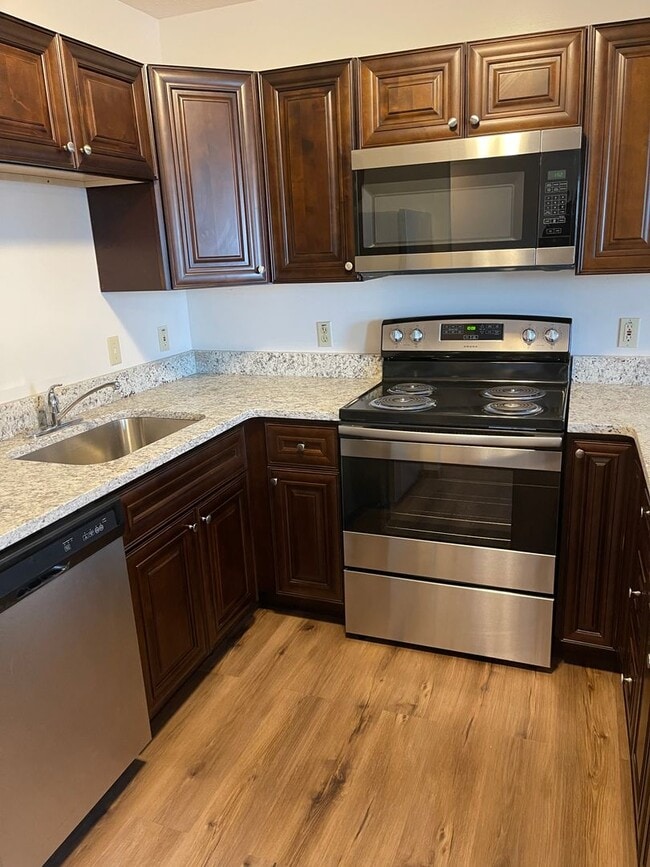Building Photo - Spacious Duplex Close to Schools, UNL, Haymarket, and I-80 TOTALLY REMODELED