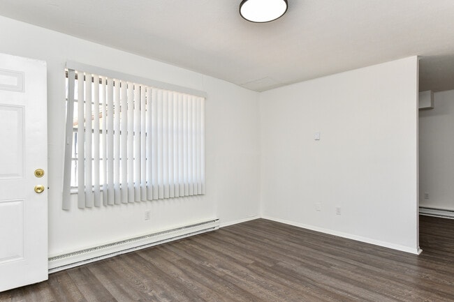 Building Photo - 405 Lily St