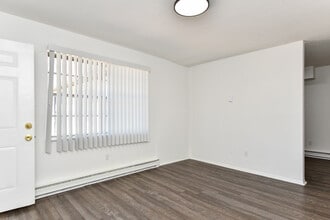Building Photo - 409 Lily St