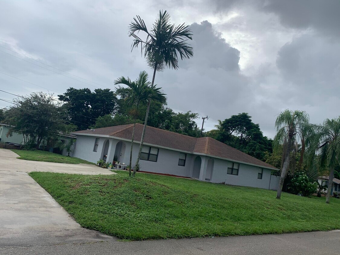 Primary Photo - 3119 Florida Mango Rd